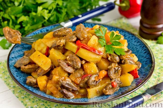 картофель, сердечки куриные, лук репчатый, перец сладкий, томат-паста, масло подсолнечное, тмин, паприка молотая, соль, перец чёрный молотый