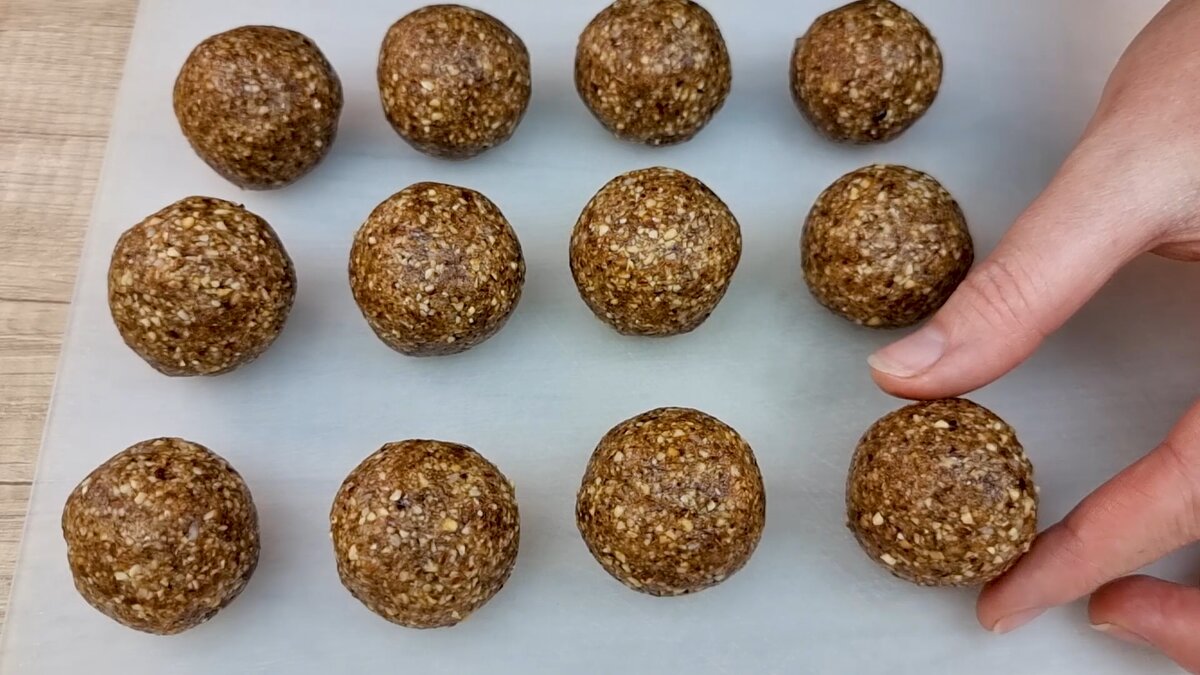 Довольно часто готовлю обалденные домашние сладости! Полезная вкуснота из сухофруктов и орехов. Хотя в них и много  калорий, но по одной, думаю, можно.-5