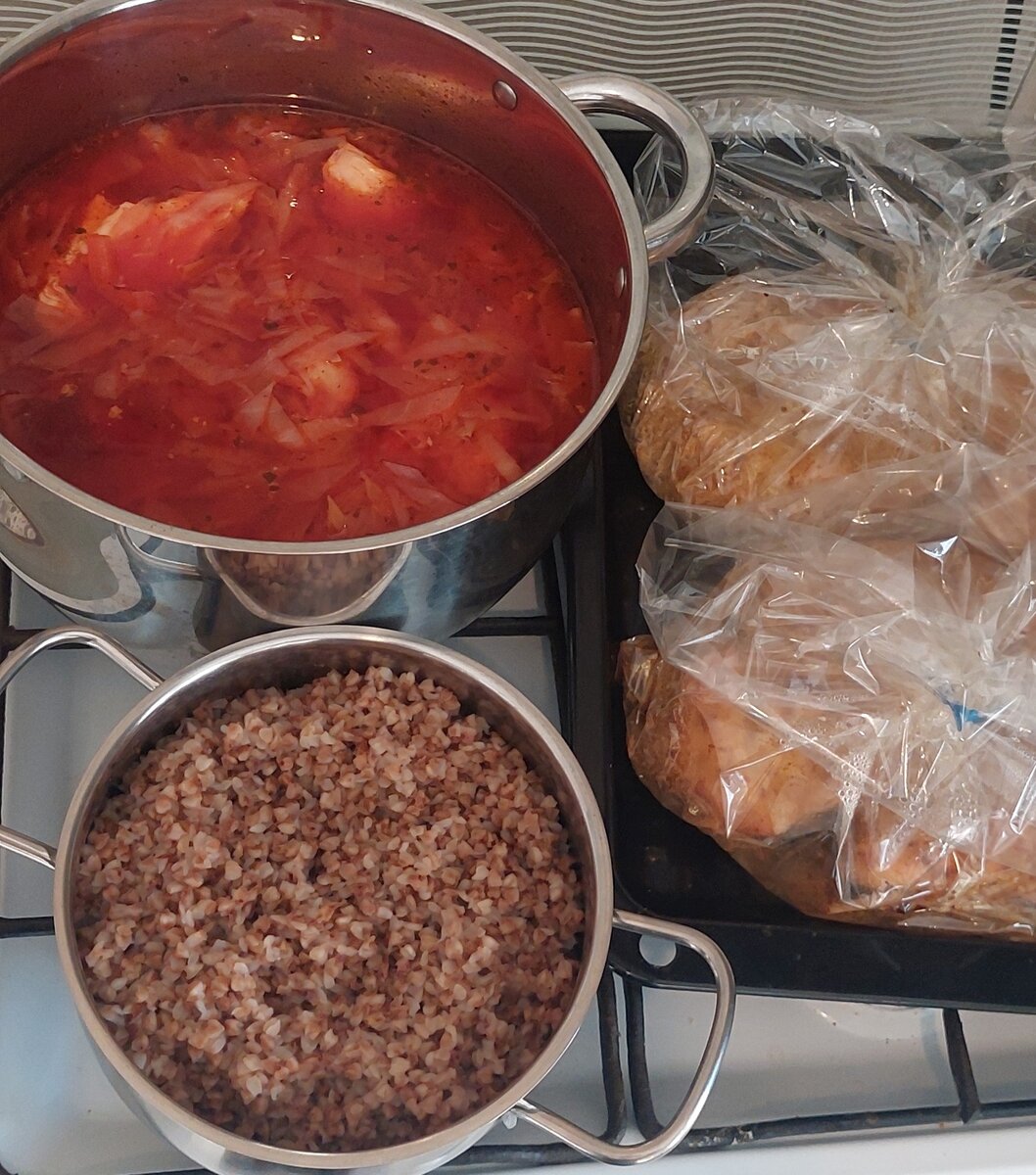 Вот, приготовленные одновременно на плите борщ, отварная гречка и запечённая в рукаве в духовке грудка индейки. 