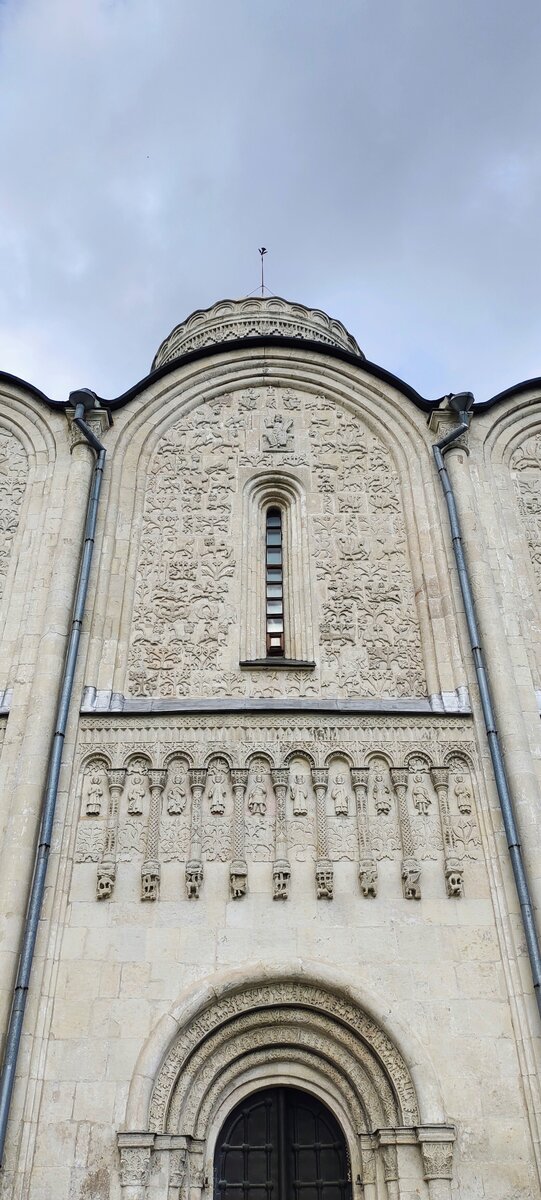 Невероятная белокаменная резьба на фасаде Дмитриевского Собора