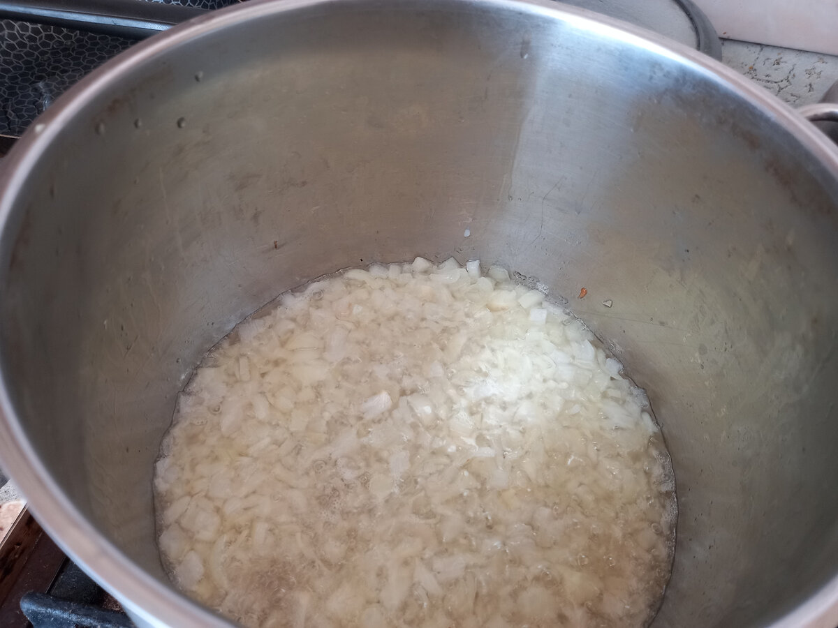 Лук обжаривается.