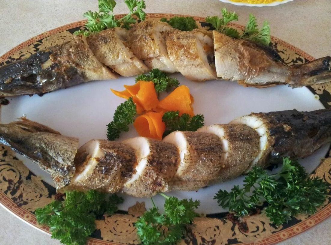 Мольва в готовом виде. Это жарилась маленькая рыбка, к нам такая приходила редко, чуть ниже я покажу, какая рыба в целом была у нас! 