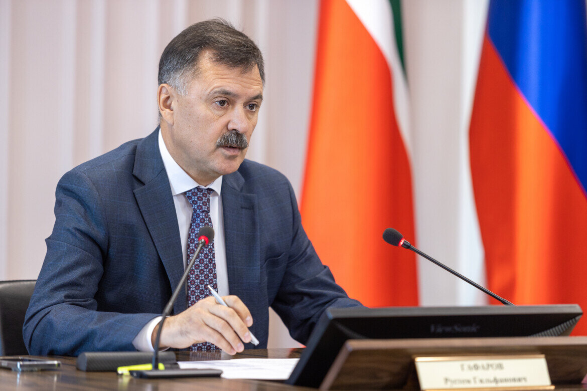 ​Рустем Гафаров отметил, что по отдельным заявкам из больниц и детских садов уже начали подключать отопление. Фото: kzn.ru