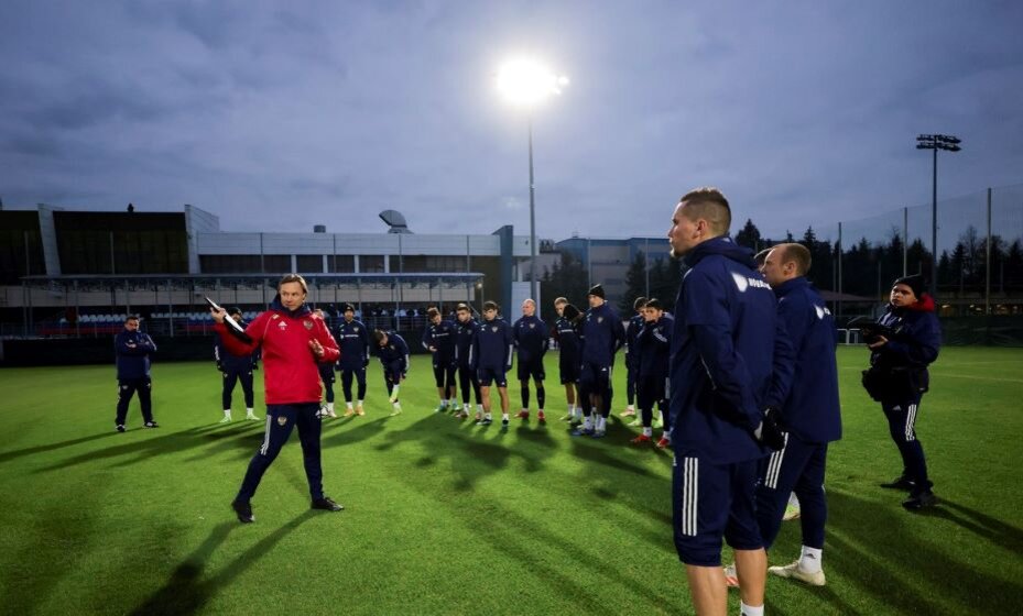    Валерий Карпин продолжает работать в сборной России, но играть официальные матчи тренер не желает. Фото: РФС