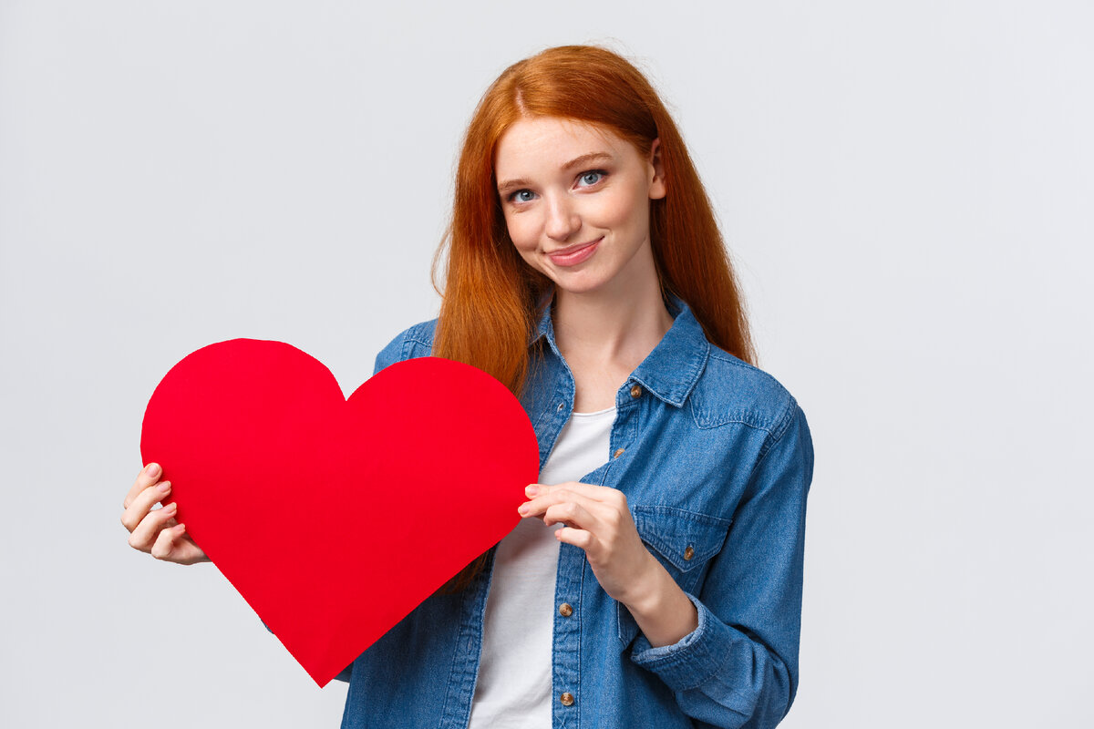 Cute shy girls. Рыжая девушка подарок реклама. Woman with present on Red background. Shy cutie щтдн афты.
