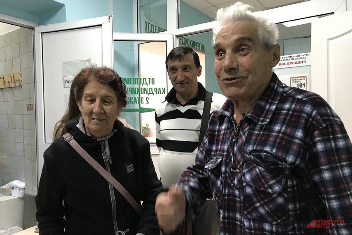    Александр Леонтьевич (справа)