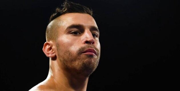 Давид Лемье. Фото: fightnews.info©Новости спорта  Бокс  Профи-бокс0663Сегодня 07:20Мексиканский боксер Сауль "Канело" Альварес (53-1-2, 36 KО) в первом бою во время пандемии коронавируса в сентябре может встретиться с бывшим чемпионом мира Давидом Лемье (41-4, 34 КО) из Канады. Об этом сообщает vRINGe.com со ссылкой на промоутера последнего Камила Эстефана.
