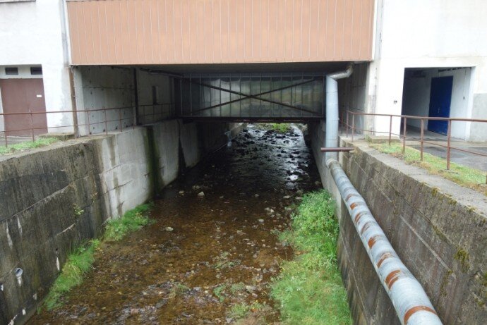 Речка протекает через завод