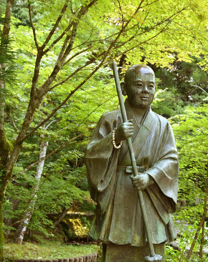 Статуя, изображающая Иккю в бытность послушником в храме Сюоньан