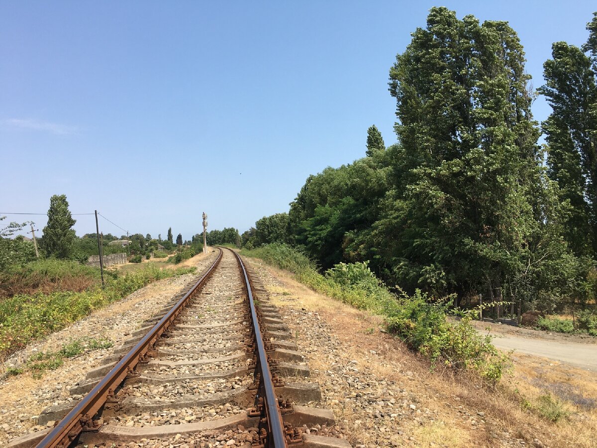 Железная дорога разделяет наш дом и море
