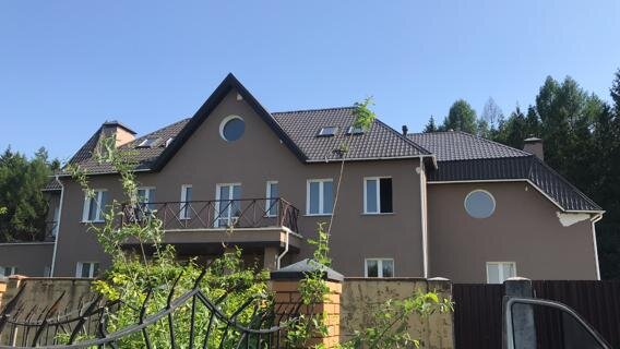 С виду красивый дом, куплен для проживания, чуть облезла штукатурка, а так вроде всё ок.