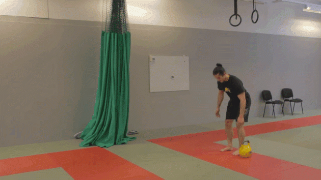 Упражнение «Прогулка фермера» с одной гирей