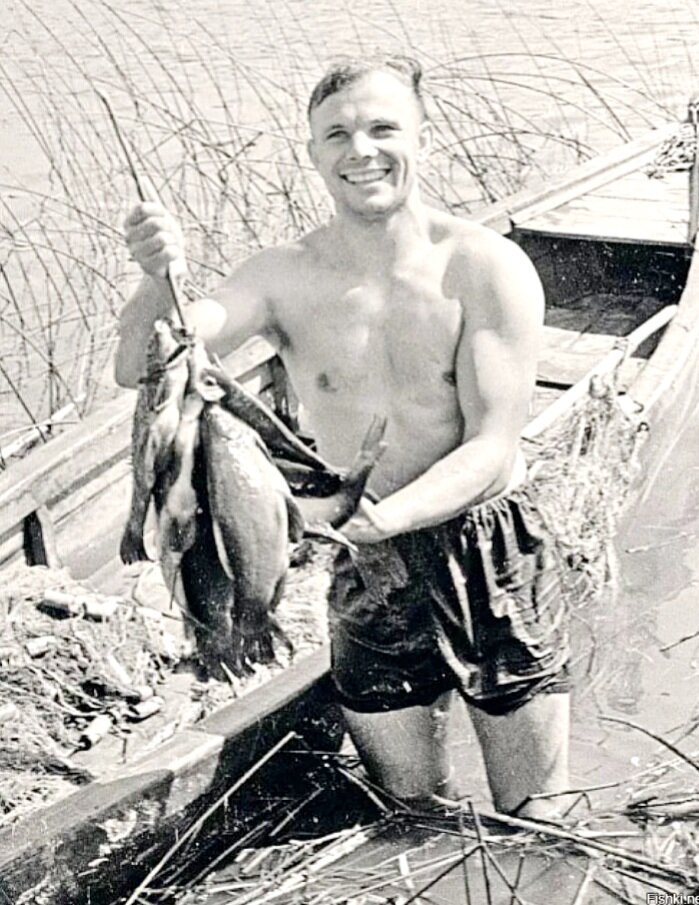 Первый советский космонавт Юрий Гагарин с уловом 