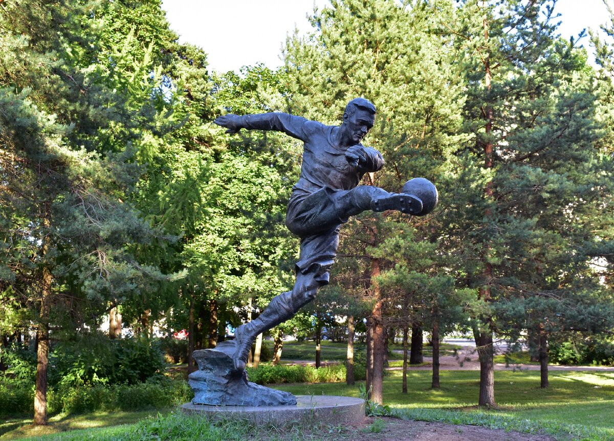 лесное радоновое озеро сестрорецк. берег финского залива репино. солнечное, ул. депутат сестрорецка. репино финский залив.