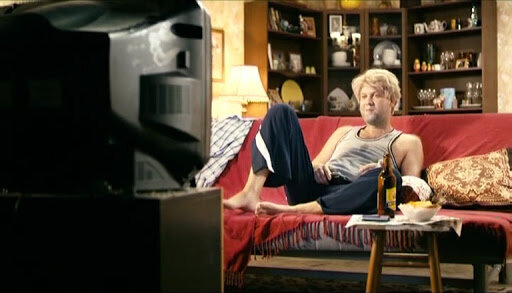 Кадр из эпизоды "Наша Раша". Славик, который любил болтать с телевизором. Отличный пример типичного мужчины.