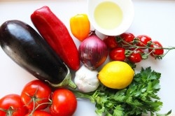 ШАГ 1:
Подготовьте все необходимые овощи, для приготовления салата. Лук возьмите лучше красный, шалот или белый (именно эти сорта имеют более мягкий вкус и идеальны для салатов).