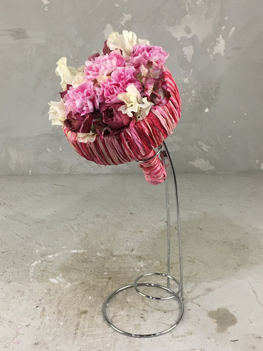 Букет в оплетённом каркасе