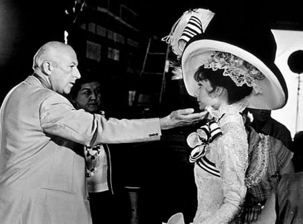 Сесил Битон и Одри Хепбёрн на съёмках фильма "Моя прекрасная леди" (1963). (c) Warner Bros. Pictures