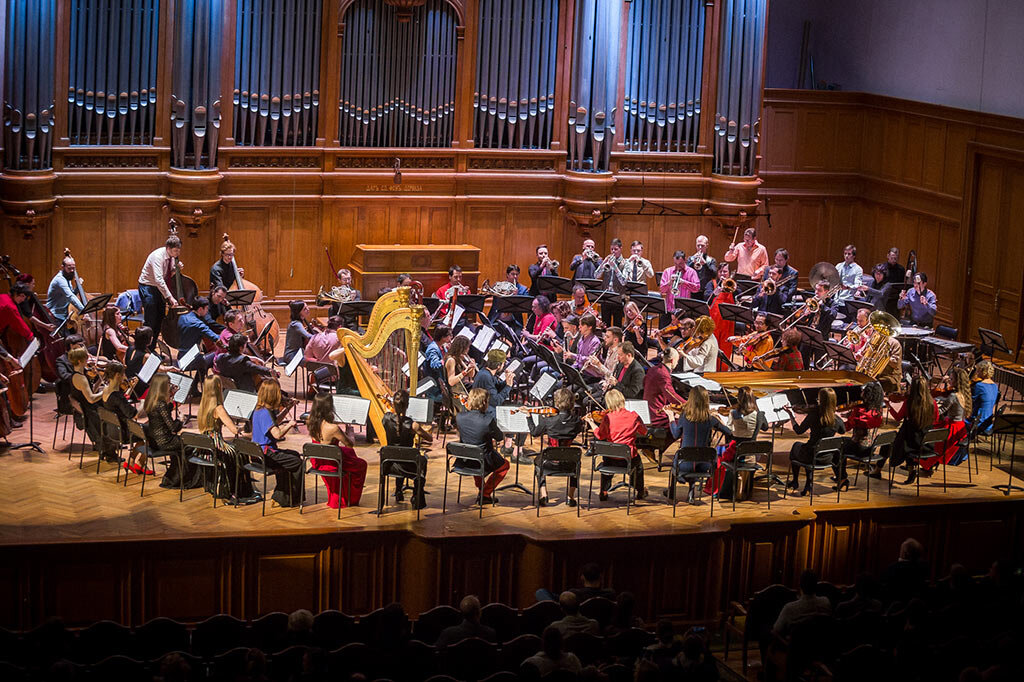 Оркестр играет без дирижёра