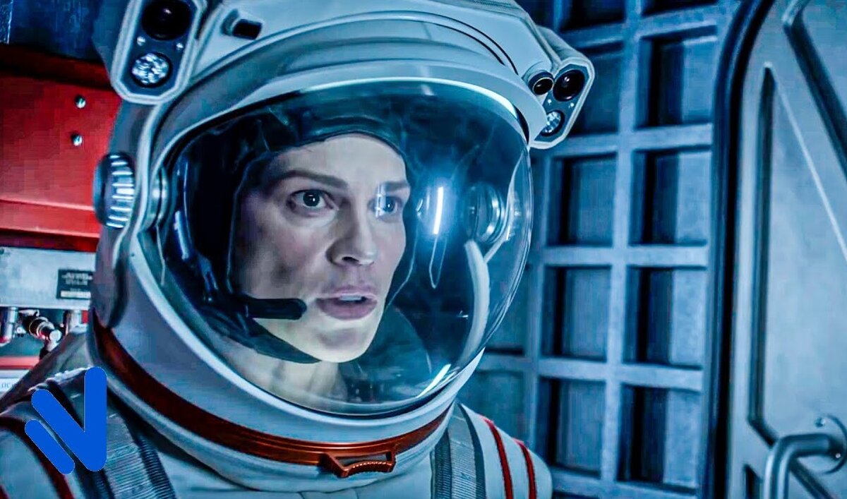 Хилари Суонк в сериале "Вдали" 2020 г.