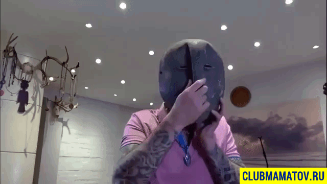 На каждом надеты такие личины