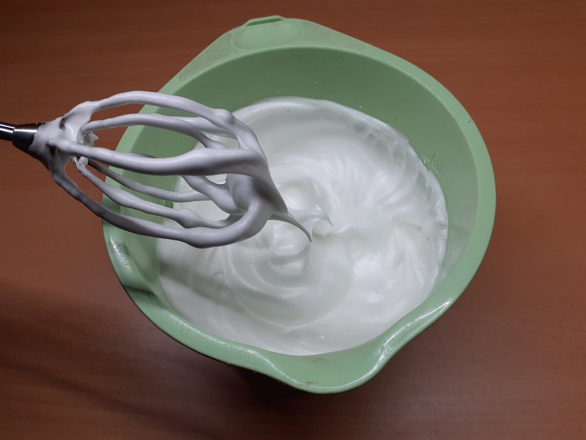 Карл Шумахер пишет в своей книге, что сахар нужно сразу высыпать в белки и потом взбивать. Я так и сделала в этот раз.