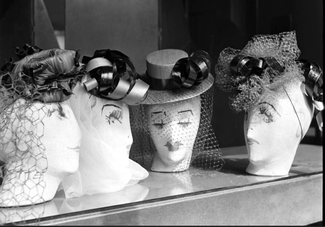 Шляпки Мадам Агнес. Архив Roger Viollet, официальный сайт - www.roger-viollet.fr