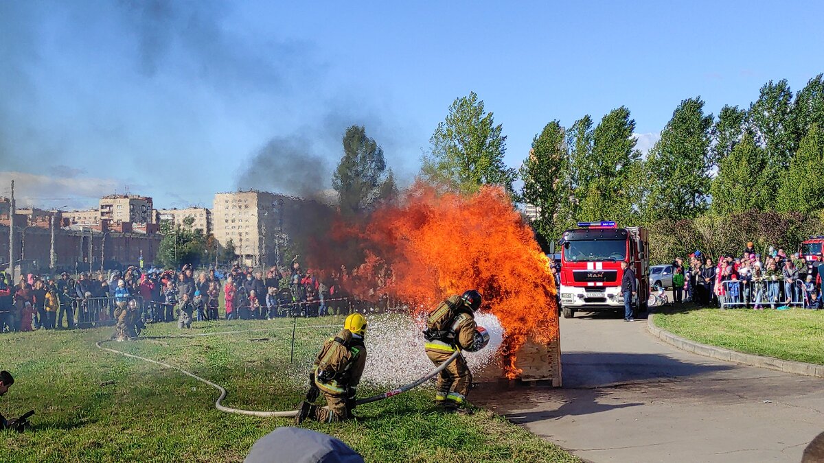В нашем парке Героев-Пожарных 19 сентября прошло замечательное мероприятие - соревнования «Сильнейший пожарный». Команды были из разных районов Петербурга и белорусская. В прошлом году такие же были, и многие зрители удивлялись – они не представляли себе, как много пожарным нужно тренироваться. Больше всего праздник понравился детям - и по пожарным машинам полазать (старым и современным), и гречи с тушёнкой поесть (все ли дома едят с таким аппетитом?), и нарядиться в настоящий пожарный костюм, сделанный по размеру (выражение «серый, как штаны пожарника» устарело).
Кульминация праздника - тушение маленького пожара,
Впрочем, МЧС - не только пожарники, Около пруда были представители спасателей на водах.
Отдельно изображали вытаскивание пострадавшей в ДТП из машины. Загримировали «пострадавшую» от души.