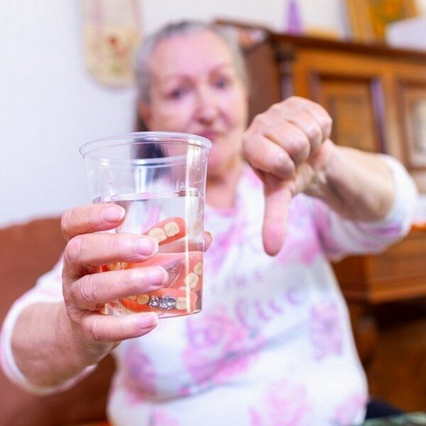 Ваши протезы тоже "живут" в стакане? Нет... мои "живут" на верхней полке