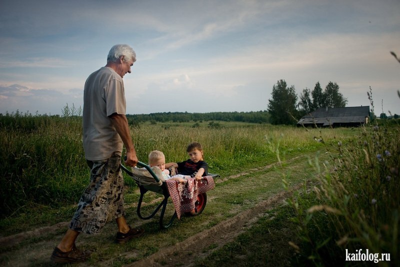 Про детство в деревне. Внуки в деревне. Фотосессия в деревне. Бабушка с внуками в деревне. Лето в деревне дети.