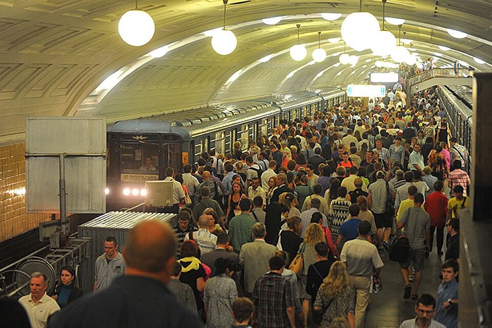 Много метро. Бауманская час пик. Метро Бауманская час пик. Станция метро Комсомольская в час пик. Станция метро в час пик.