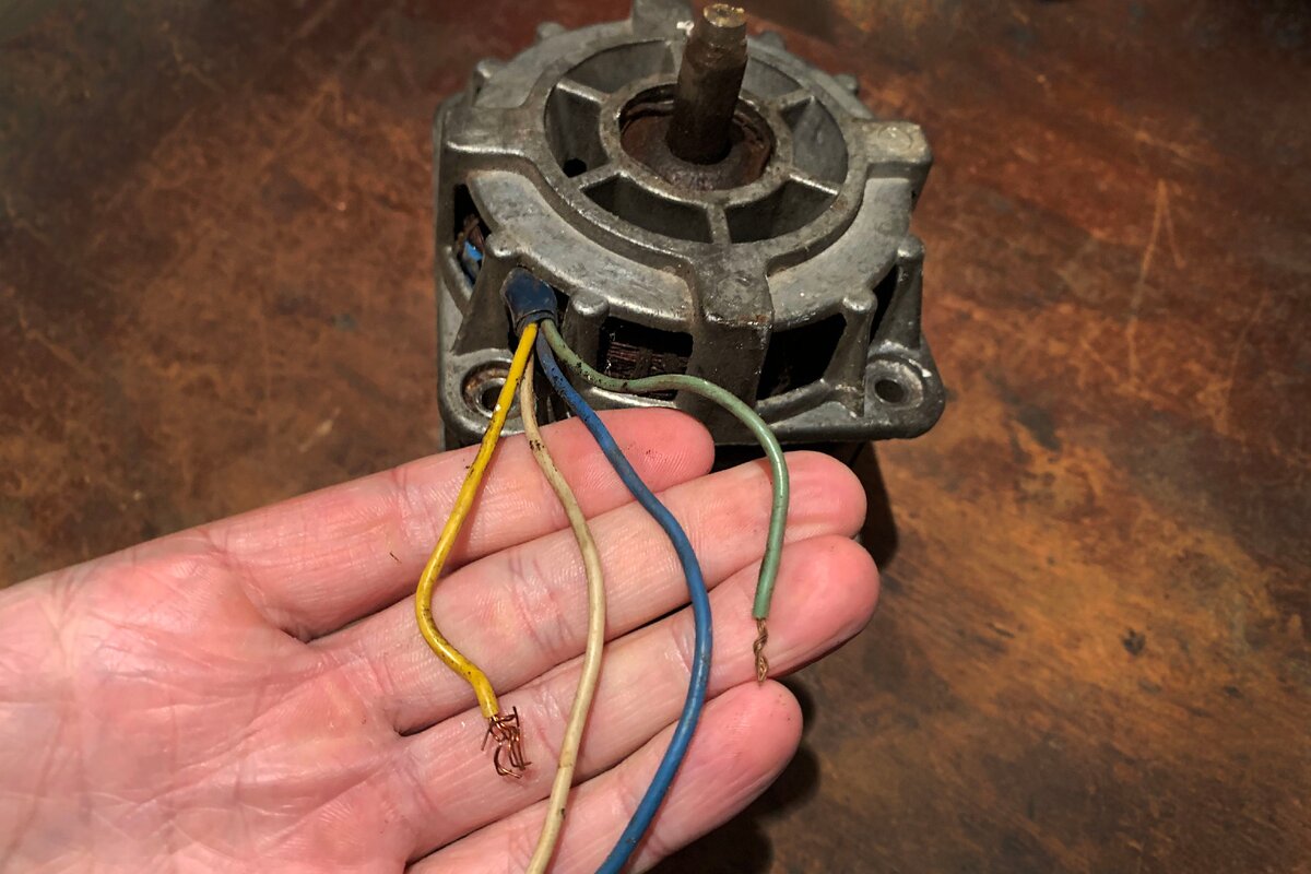 Обычно такие моторы имеют 4 провода для подключения.