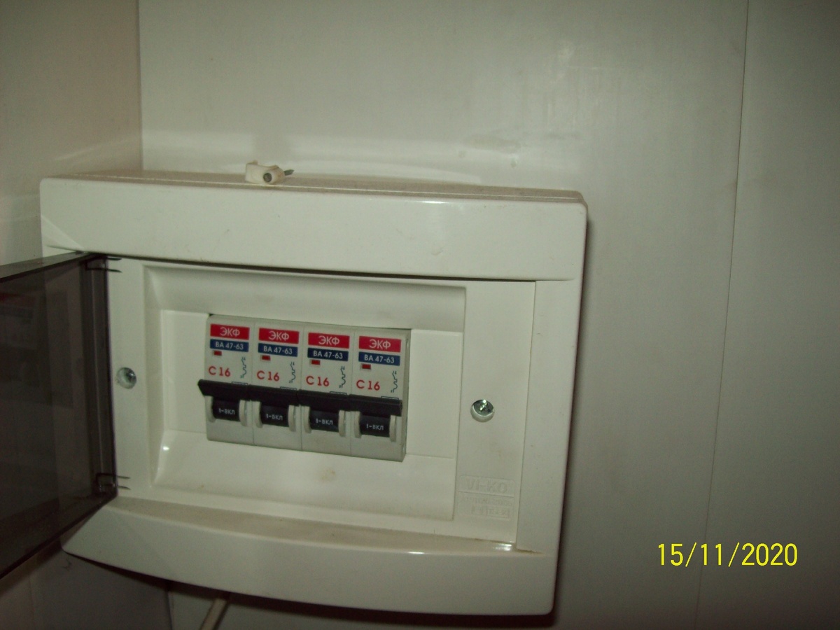 Смотрим автоматы, при рабочем положении они должны стоять как на фото