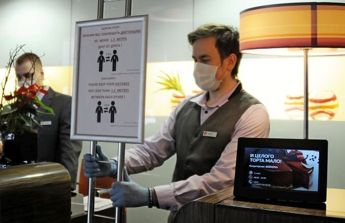 Персонал гостиницы в период пандемии. Источник: files.vm.ru