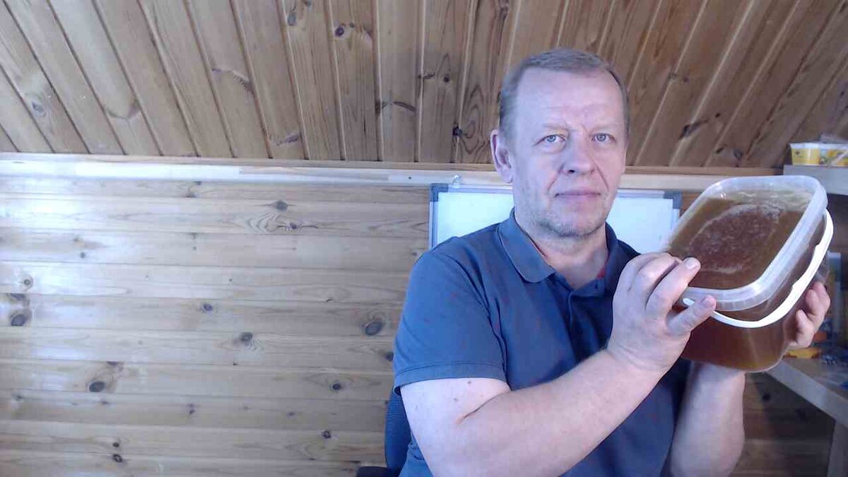 Я с баночкой мёда в 4.5 кг.