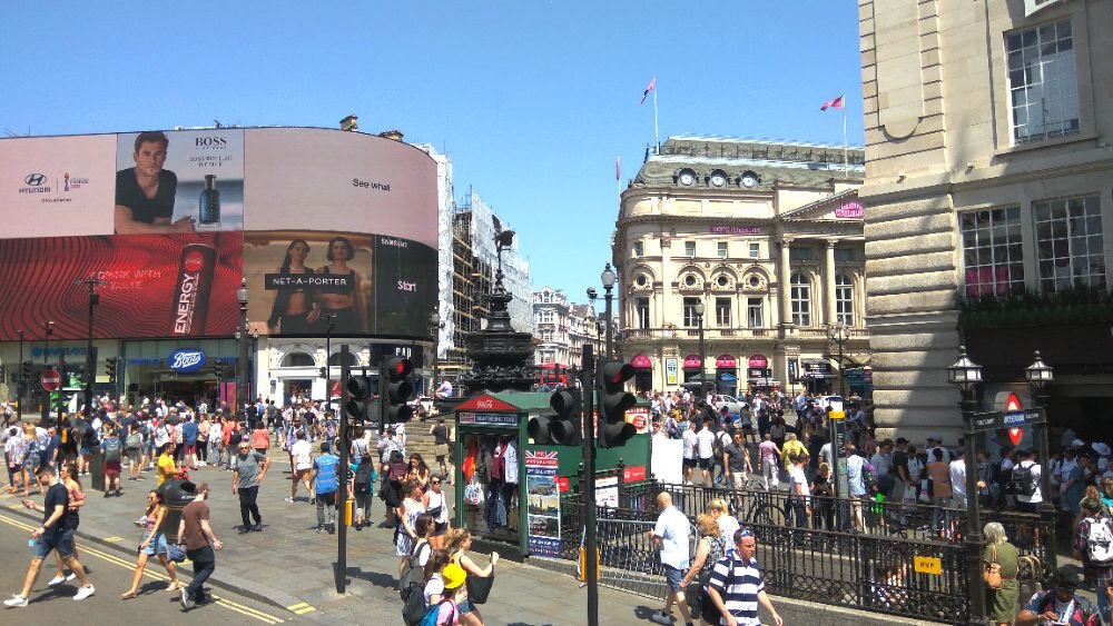 У станции метро "Piccadilly circus", Лондон. Фото из архива автора. 