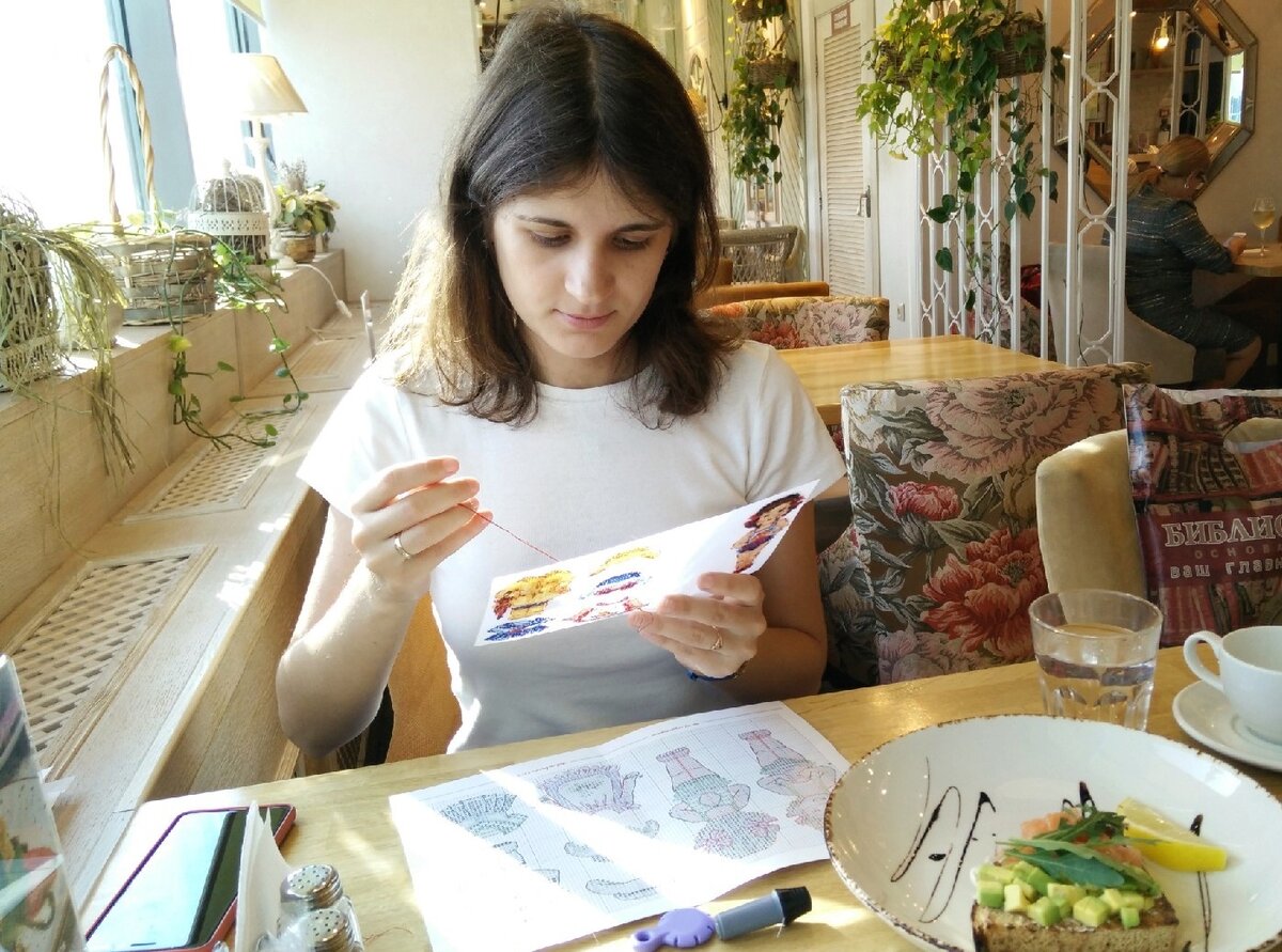 Вышивка в ресторане в аэропорту