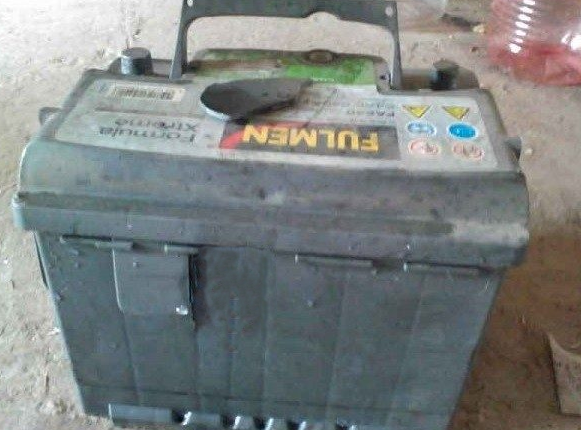 старый аккумулятор,фото взято с источника https://life-with-cars.ru/