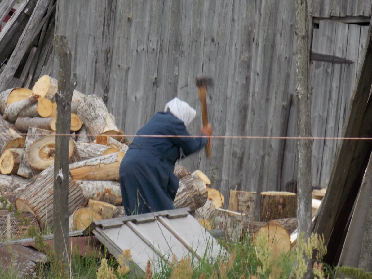 Соседка колет дрова
