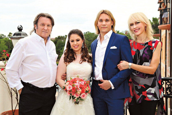 Юрий Лоза с сыном, невесткой и женой. Фото из открытых источников.