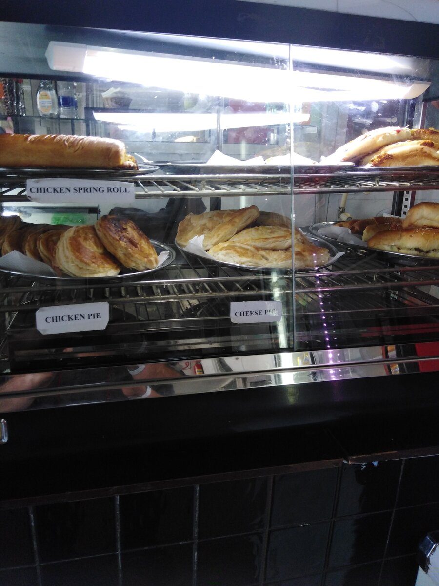 несколько видов булочек с курицей