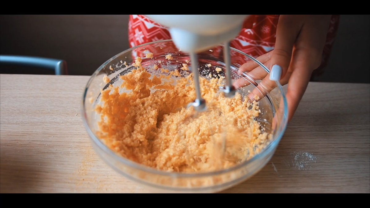 Смешивание масла,сахара и яйца