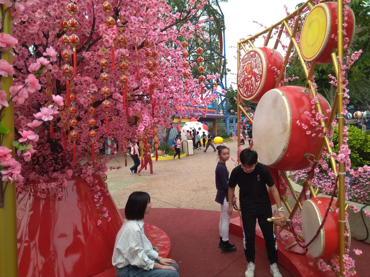 на входе в парк можно сфотографироваться с Сакурой и барабанами