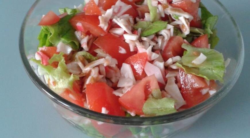 Крабовый салат с помидорами и красным луком