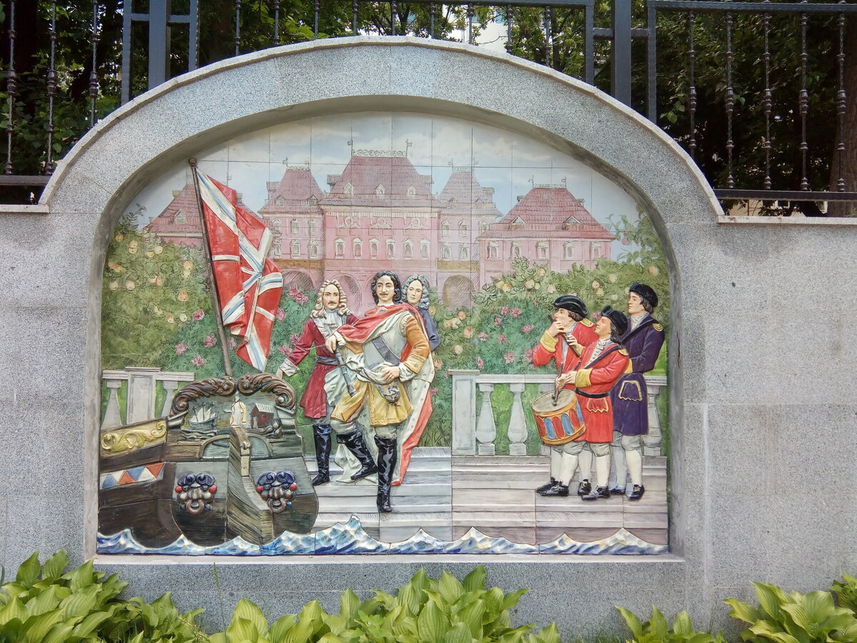 Панно около метро Бауманская, с видом на несохраненный Лефортовский дворец