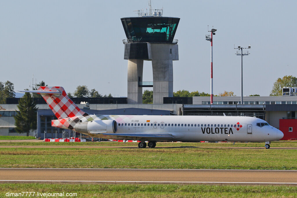 

Как-то осенью ездил во Францию в город Страсбург. Естественно, не мог не заехать в аэропорт и посмотреть как там обстоят дела со споттингом. Аэропорт довольно небольшой и трафик очень слабый, но есть очень хорошая точка для съемки самолетов. Около двух часов провел на этой точке. Что удалось отснять в новом для меня аэропорту - под катом.