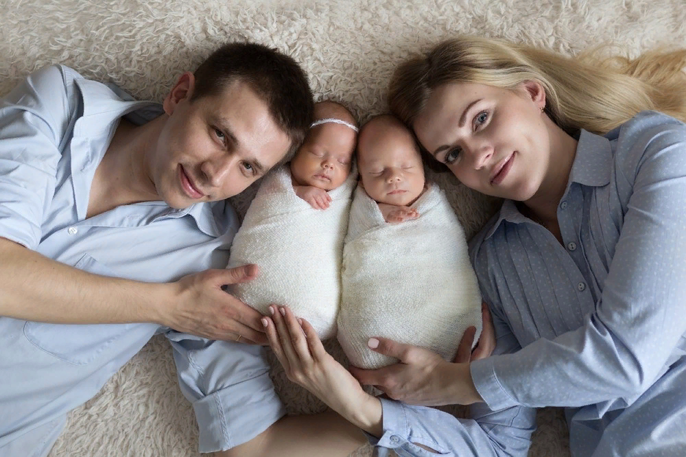 Мама родила брата. Счастливая семья с близнецами. Семья с младенцем. Семейная фотосессия с двойняшками. Отец с двойняшками.