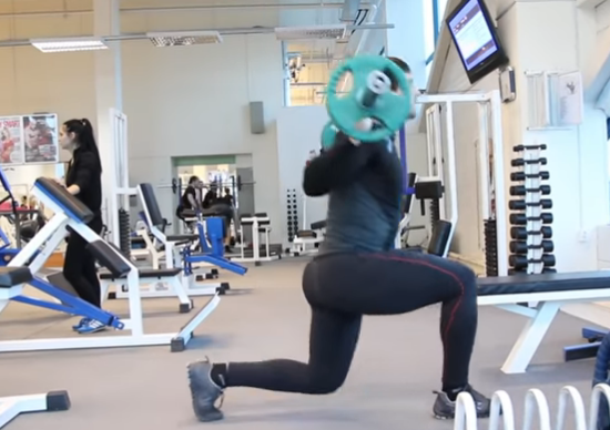 Выпады со штангой на кадре из видео: https://www.youtube.com/watch?v=jJGe6O2Cz3I