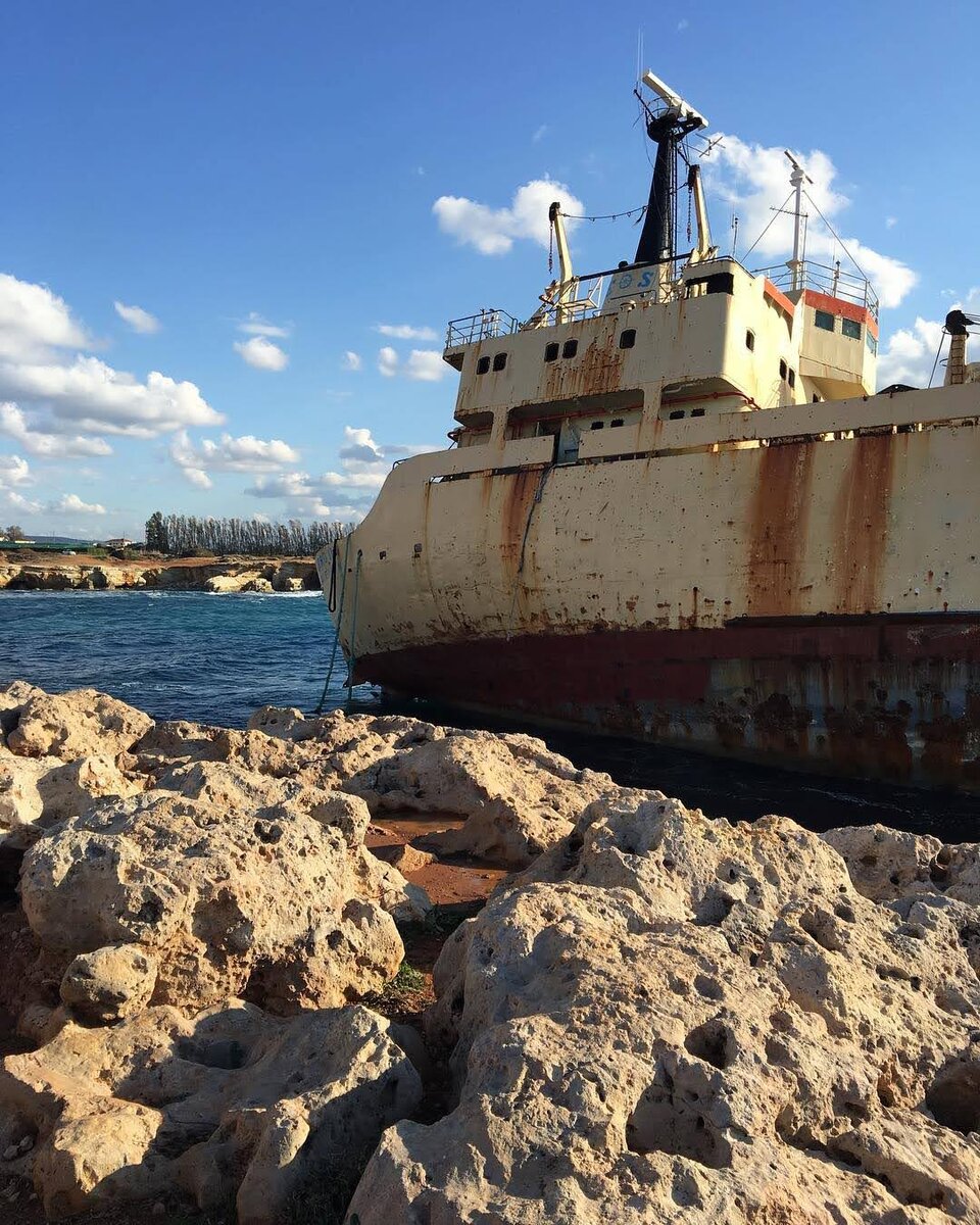 Водоизмещение корабля  2,345 тонн, длинна - около 80 метров.  После инцидента капитан корабля и первый инженер остались на борту судна, хотя остальные члены экипажа были перевезены в отель в Лимассоле. Капитан оставался на борту один ещё несколько недель, чтобы до принятия окончательных решений никто не мог бы претендовать на судно. В 2014 году судно уже было покинуто, его очистили от топлива и смазки, которые могли загрязнить море, но оно по-прежнему стояло на месте  и не было никаких признаков, что кто-то им займётся. 