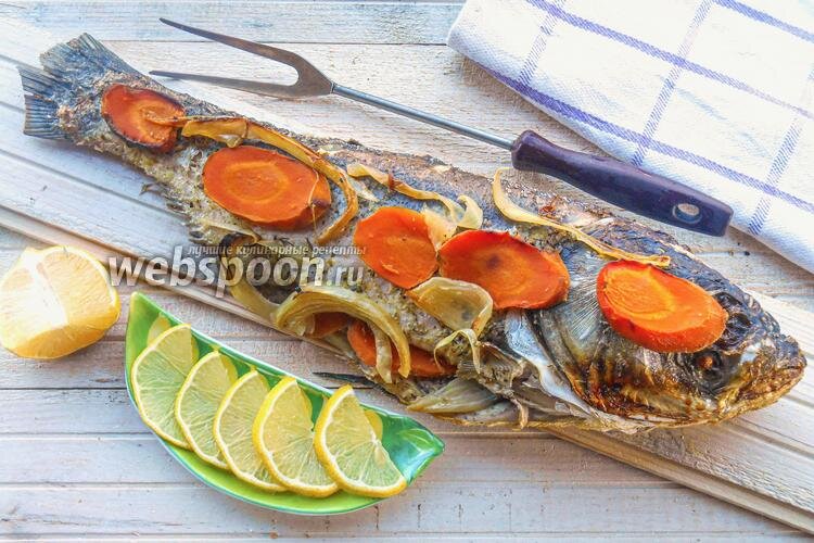 Запеченная рыба в духовке с морковью, луком, майонезом и сыром в фольге
